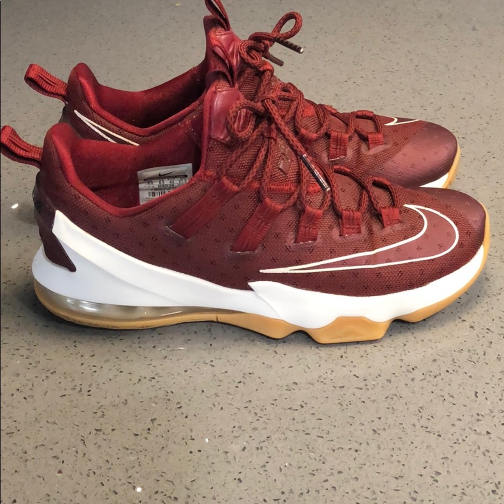 Lebron 13 low / team red gum bottom